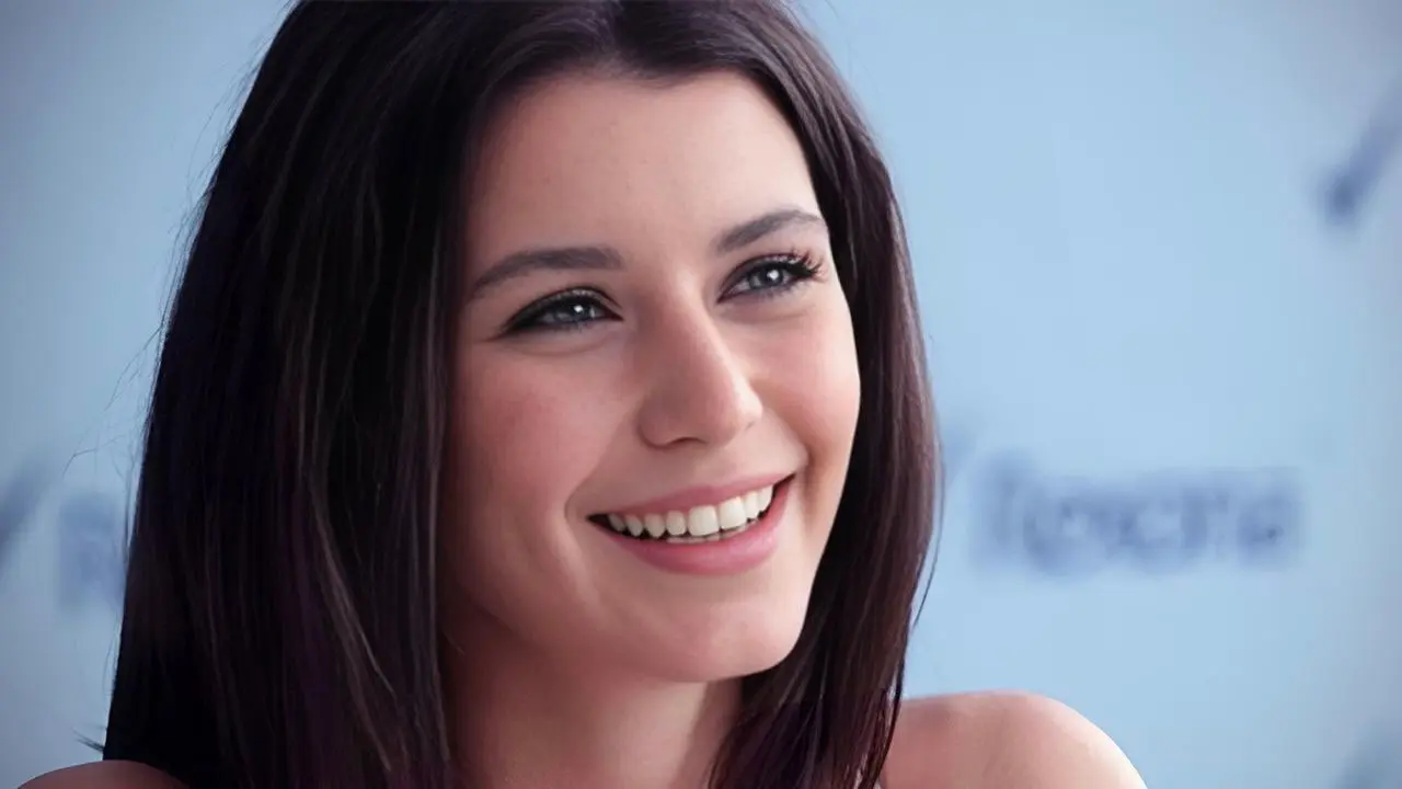 Beren Saat Estetik